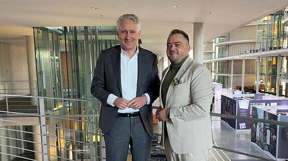 Fandrejewski fordert mehr Flexibilität Das Foto zeigt den Bundestagsabgeordneten Hansjörg Durz (CSU) und Matthäus Fandrejewski, Vorsitzender der dbb jugend.
