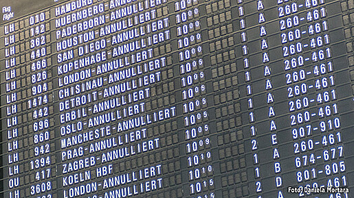 Anzeigentafel mit aufgrund von Streik annullierten Flügen am Flughafen Frankfurt/Main