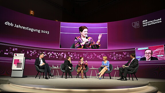 Investitionen Öffentlicher Dienst Pläydoyers für Investitionen: Christian Dürr, Vorsitzender der FDP-Bundestagsfraktion, Philippa Sigl-Glöckner, Direktorin und Geschäftsführerin vom Thinktank "Dezernat Zukunft", Bonns Oberbürgermeisterin Katja Dörner, Moderatorin Anke Plättner, Markus Optendrenk, Finanzminister des Landes Nordrhein-Westfalen, und CDU-Bundestagsabgeordneter Philipp Amthor (v. l.) diskutierten bei der dbb Jahrestagung 2023 in Köln über Investitionen in den öffentlichen Dienst.