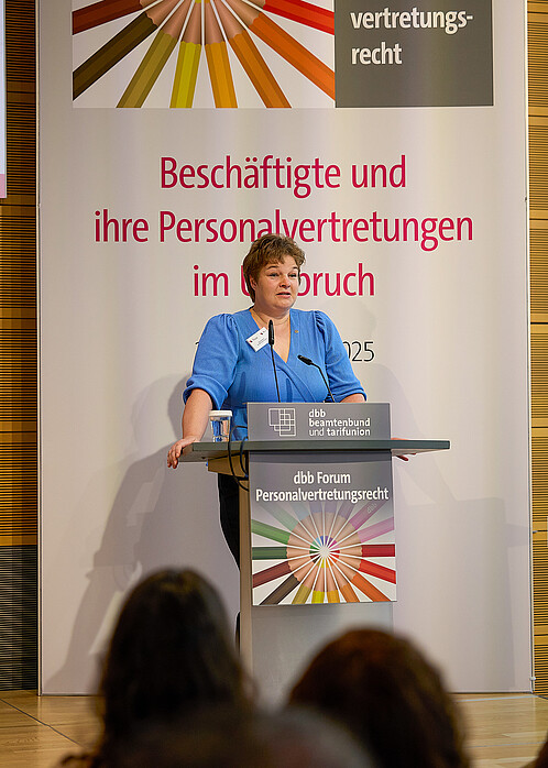 Workshop von Livia Kosch auf dem 15. Forum Personalvertretungsrecht Eine Frau hält einen Vortrag an einem Rednerpult