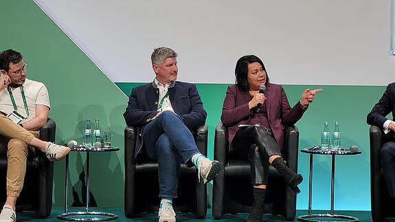 Digitaler Staat 2026: Beschäftigte sollen den Wandel mitgestalten können Das Foto zeigt Milanie Kreutz, stellvertretende Vorsitzende des dbb, während der Podiumsdiskussion.