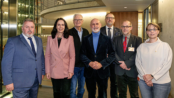 Volker Geyer (mitte) und die Vertreter der dbb Justizgewerkschaften haben bei Elisabeth Winkelmeier-Becker (zweite von links) ihre Argumente platziert. Volker Geyer (mitte) und die Vertreter der dbb Justizgewerkschaften haben bei Elisabeth Winkelmeier-Becker (zweite von links) ihre Argumente platziert.