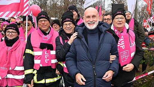 Das Foto zeigt Norbert Lütke, den dbb Bundesvorsitzenden Volker Geyer und Anke Schwitzer auf der Demo.