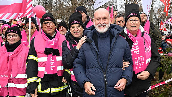 Entschlossen und gemeinsam mit den Beschäftigten Das Foto zeigt Norbert Lütke, den dbb Bundesvorsitzenden Volker Geyer und Anke Schwitzer auf der Demo.