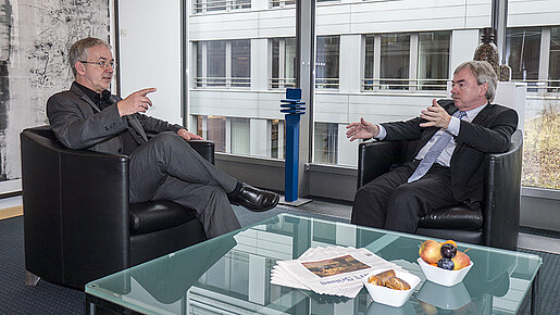Gespräch zwischen Dauderstädt und Russ am Tisch Gespräch zwischen Dauderstädt und Russ am Tisch
