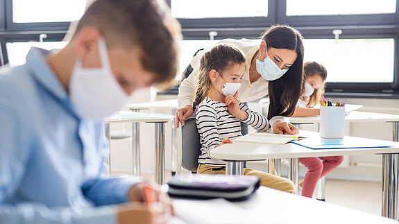 Schulklasse während Corona-Pandemie Schulklasse während Corona-Pandemie