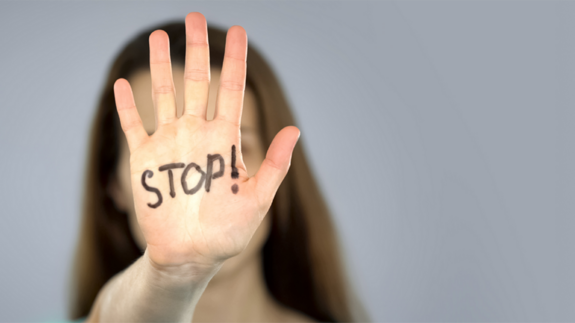 Frau zeigt Stop