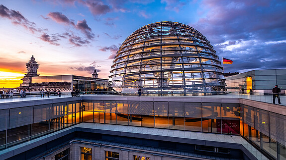 bundestagswahl-2025-positionen-parteien-europa Das Foto zeigt die Kuppel des Recihstags in Berlin.