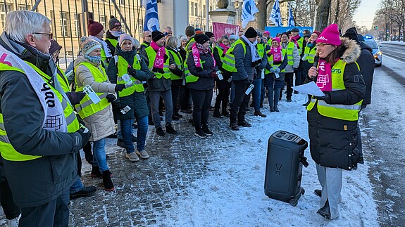 Mahnwache DSTG Brandenburg Zu sehen sind Mitglieder der DSTG Brandenburg während der Mahnwache in Potsdam.