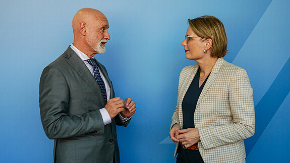 Zu sehen sind dbb-Chef Volker Geyer und Stefanie Hubig, Bundesministerin für Justiz und Verbraucherschutz.