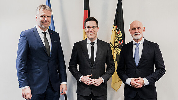Gespräch mit Manuel Hagel Das Foto zeigt Kai Rosenberger, Vorsitzender des dbb-Landesbundes in Baden-Württemberg, Manuel Hagel (CDU) und dbb-Chef Volker Geyer.