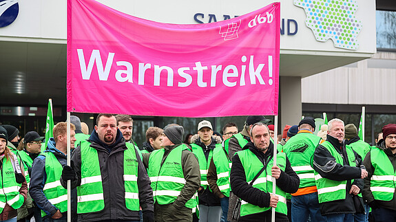 Öffentlicher Dienst: Wertschätzung geht anders! Das Foto zeigt demonstrierende Straßenwärter. Sie tragen grüne Streikwesten.