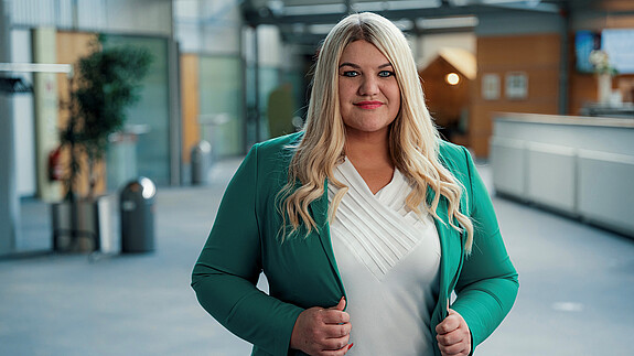 Daria Abramov zu Gast bei „AMTLICH!” Foto einer Frau mit blonden Haaren und grüner Jacke