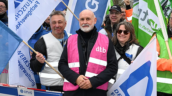 Tage der Entscheidung – wettbewerbsfähig oder abgehängt? Das Foto zeigt Beschäftigte des öffentlichen Dienstes auf der Demo in Potsdam zum Auftakt der dritten Verhandlungsrunde am 11. Februar 2026.