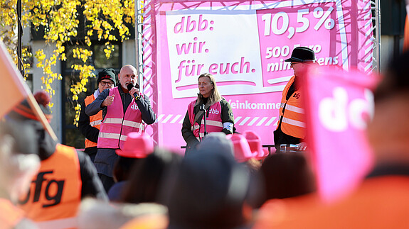 Warnstreik der bfg in Wunsiedel Einkommensrune, öffentlicher Dienst, Tarifverhandlungen, Arbeit, Personal, Personalmangel, Einkommen, Wunsiedel, Bayern, Finanzministerium, Steuererklärung, Arbeitsbedingungen