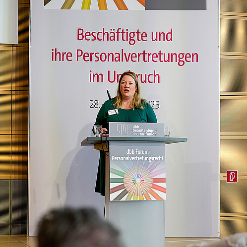 Drei parallel ablaufende Workshops beschäftigten sich mit aktuellen Probleme aus der Personalratspraxis Eine Frau steht hinter einem Rednerpult