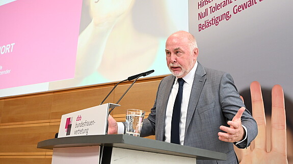 dbb Chef Ulrich Silberbach bei der 17. Frauenpolitischen Fachtagung der dbb frauen dbb Chef Ulrich Silberbach bei der 17. Frauenpolitischen Fachtagung der dbb frauen
