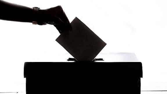 Europa hat die Wahl Ein Wahlschein wird in die Wahlurne eingeworfen