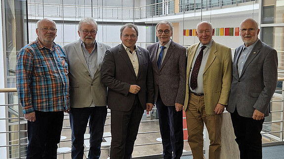 Kooperation mit Fachgewerkschaften: Nur Zusammenwirken aller verspricht Erfolg Auf dem Gruppenfoto sind zu sehen: Peter Schulz, Bezirksseniorenvertreter des GDL Bezirks Nord-Ost, Heinz Schüler, Sprecher des bundesweiten Arbeitskreises Seniorenpolitik der GDL, GDL-Bundesvorsitzender Mario Reiß sowie Horst Günther Klitzing und seine Stellvertreter Thomas Krupp und Max Schindlbeck von der Geschäftsführung der dbb bundesseniorenvertretung (von links).