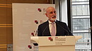 Zu sehen ist Volker Geyer, dbb Bundesvorsitzender der am Podium steht und zur dbb bundesseniorenvertretung spricht. 