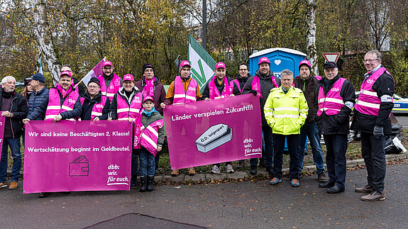 Einkommensrunde 2023 mit der TdL: Mahnwache in Saarbrücken