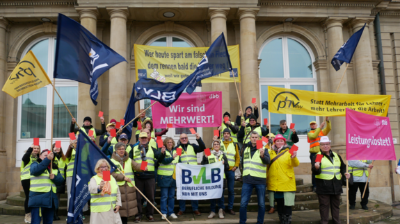 Am 14. November haben Berufsschullehrkräfte in Dresden und Stuttgart für die Forderungen des dbb demonstriert.
