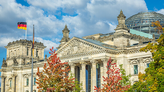 Fandrejewski: Unterschiede in Ost und West nicht hinnehmbar Reichstag building, seat of the German Parliament with national flag at sunset, Berlin