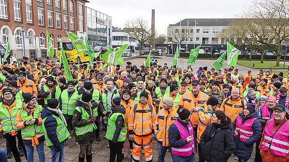 Autobahn-Beschäftigte gehen bundesweit in Warnstreik Das Foto zeigt Beschäftigte der Autobahn GmbH auf einer Demonstration in Krefeld am 18. Februar 2026.