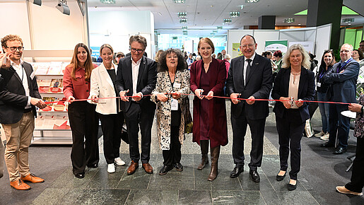 Zu sehen ist die Eröffnung der Messe mit dem baden-württembergischen Sozialminister Manne Lucha, der BAGSO-Vorsitzenden Dr. Regina Görner, Bundesseniorenministerin Lisa Paus und dem Mannheimer Oberbürgermeister Christian Specht. 