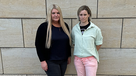 Erwarten, dass der Staat seinen Beschäftigten den Rücken stärkt: Daria Abramov und Iris Bilek. Erwarten, dass der Staat seinen Beschäftigten den Rücken stärkt: Daria Abramov und Iris Bilek.