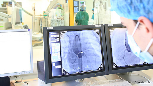 Operation im Krankenaus mit Bildschirm