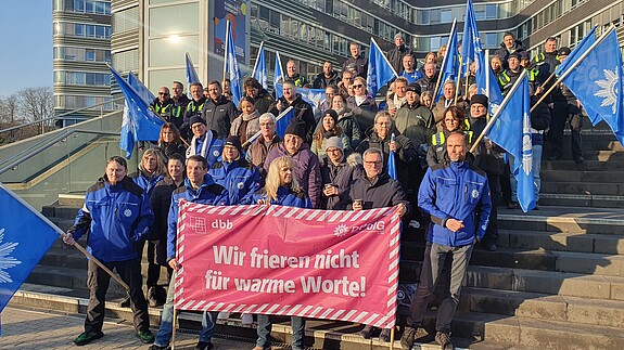 Adomat: „Hier muss mehr auf den Tisch als nur eine warme Suppe“ Fas Foto zeigt protestierende Polizistinnen und Polizisten vor dem Hamburger Polizeipräsidium.