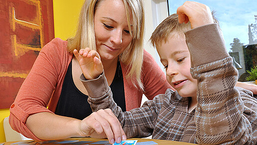 Mutter und Kind beim Spielen