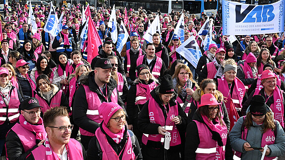 Über 1.200 Menschen in rosa Warnwesten stehen auf dem Dürener Kaiserplatz